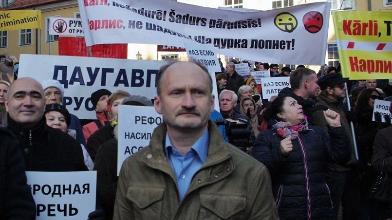 Мирослав Митрофанов (РСЛ) на митинге в защиту русских школ 23 октября 2017 года / Фото: baltnews.lv