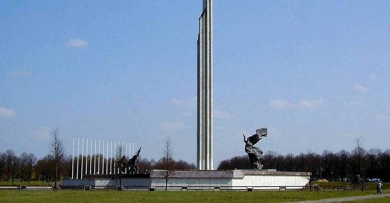 Посольство РФ отправило ноту в МИД Латвии из-за осквернения советского памятника в Риге