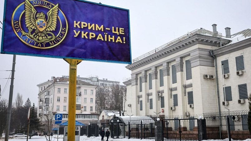 Напротив российского посольства в Киеве установлен баннер «Крым — это Украина»