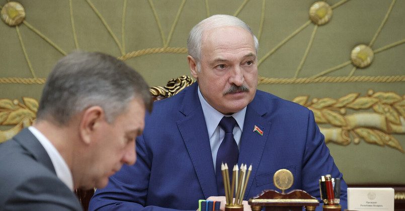 «Сядут, и надолго». Лукашенко нашел западных шпионов на заводах в Беларуси