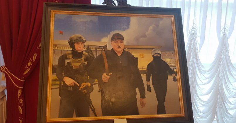В резиденции Лукашенко выставили картину, где он изображен с автоматом в руках