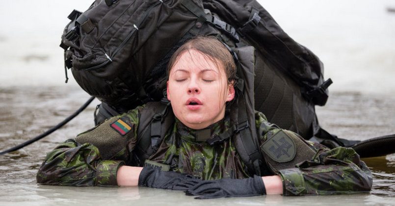 Президент Литвы заинтересовался девушками в армии