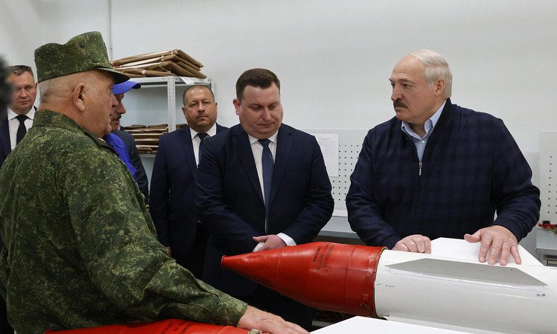 Лукашенко со словами «мир одурел» потребовал научить белорусов стрелять
