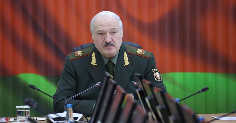 Лукашенко — силовикам: «Не дай бог что случится, мы берем оружие в руки»
