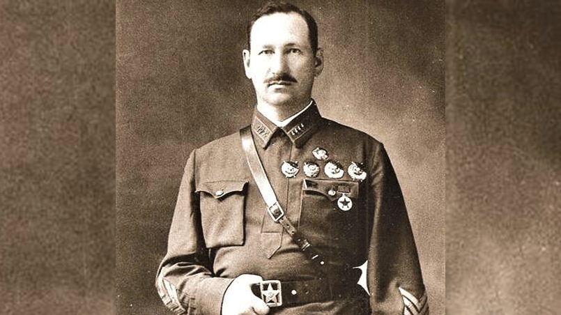 Михаил Ефремов — советский генерал, которого немцы хоронили с почестями. В окружение за ним прислали самолет, но он отказался покидать своих солдат