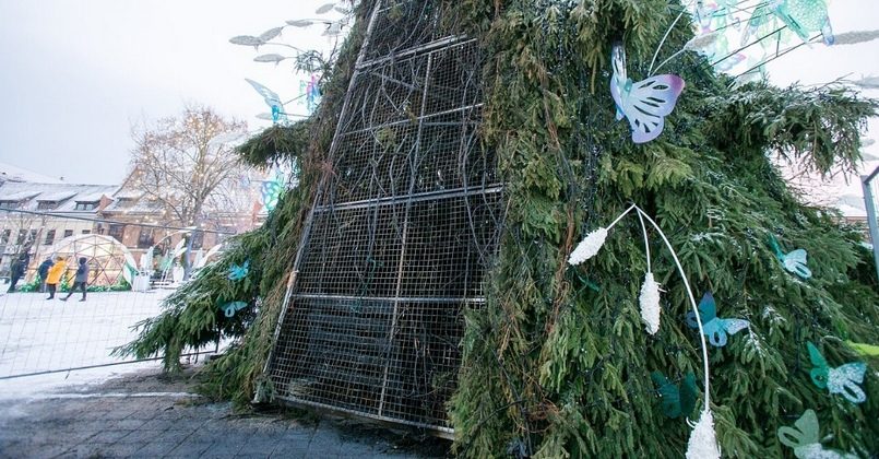 Вандал поджег рождественскую елку в Каунасе