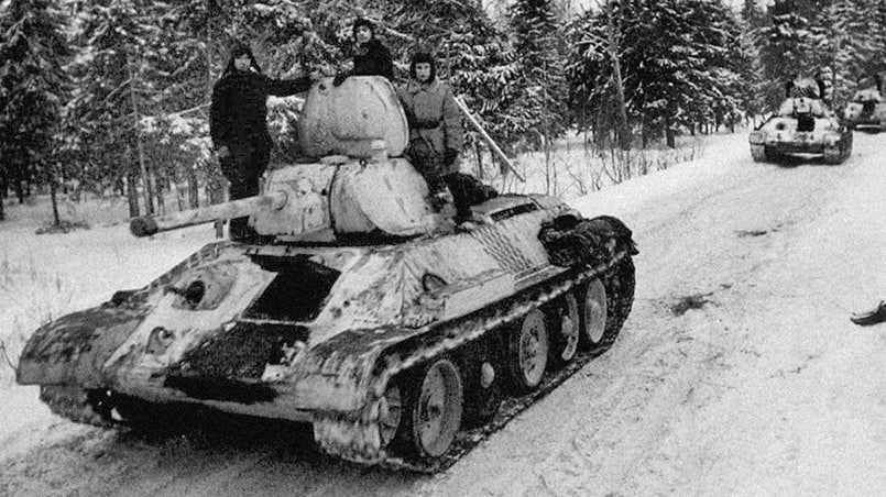 И вдруг появился советский танк Т-34. Наши противотанковые орудия не пробивали его броню, а у солдат началась «танкобоязнь»: немецкий генерал о битве под Москвой