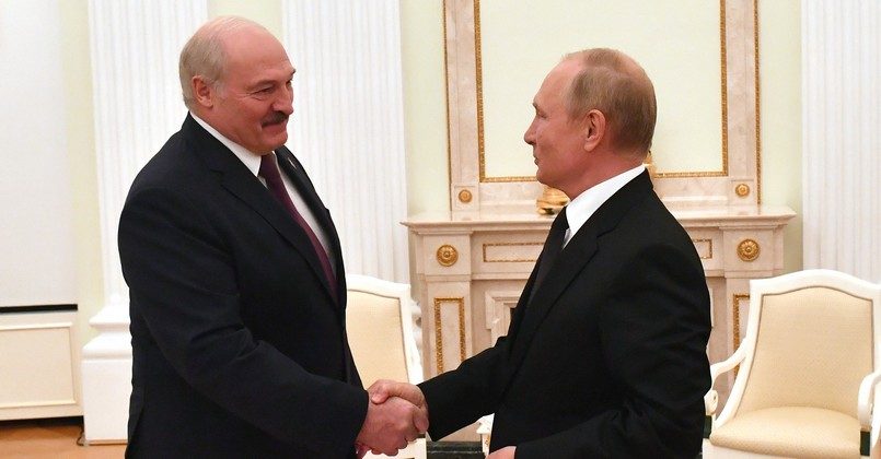 Путин и Лукашенко обсудили военное сотрудничество