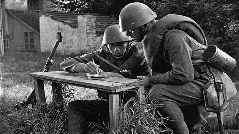 В 1945 г. британка леди Гибб написала письмо в СССР с призывом примириться с немцами. Ей в ответ написали сотни советских солдат, из писем которых сделали книгу