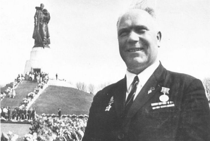 Николай Масалов спас из-под огня пулемета немецкую девочку. Этот подвиг ...