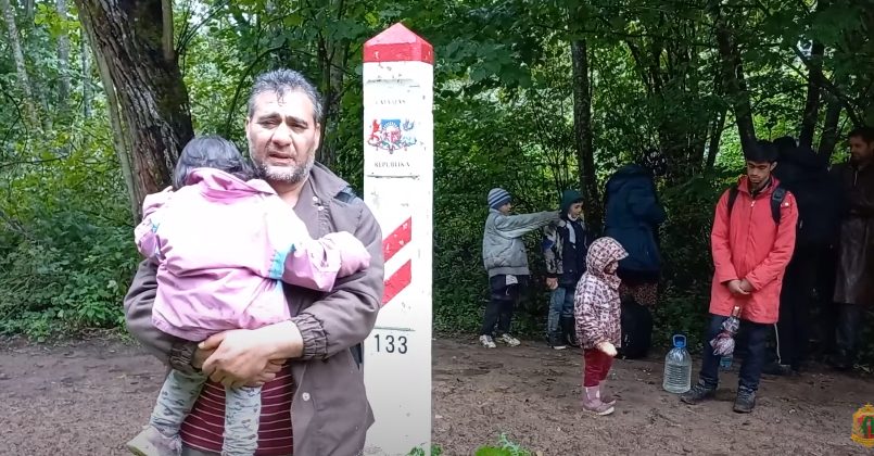 Латвия девять раз подряд выдворила истощенную группу беженцев на границу Беларуси (видео)