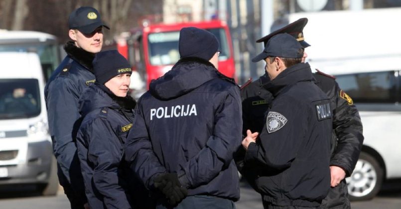 В Латвии пригрозили увольнять непривитых полицейских