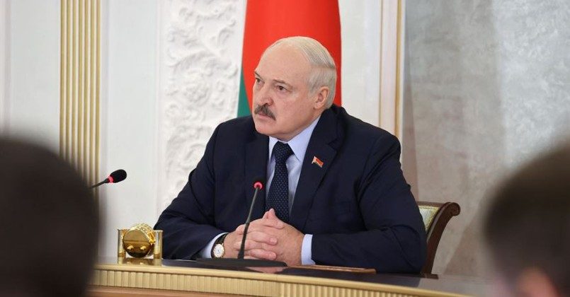 Лукашенко назвал маски «намордниками» и выступил против принудительной вакцинации