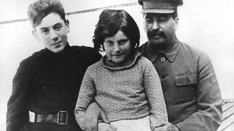 После смерти Сталина его дочери передали сберкнижку: на ней было 900 рублей