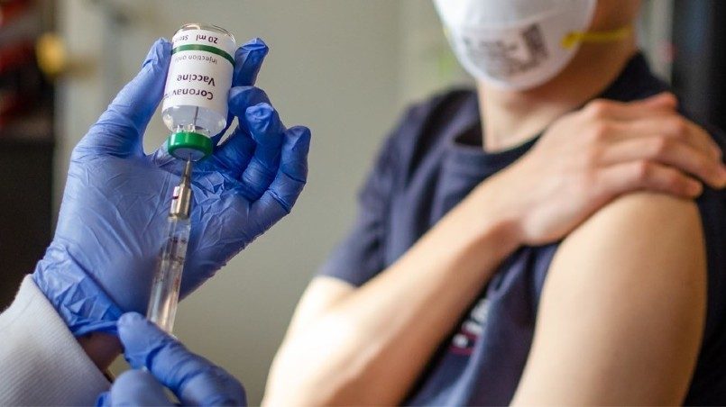 Латвия вводит обязательную вакцинацию от COVID-19 для медработников и преподавателей