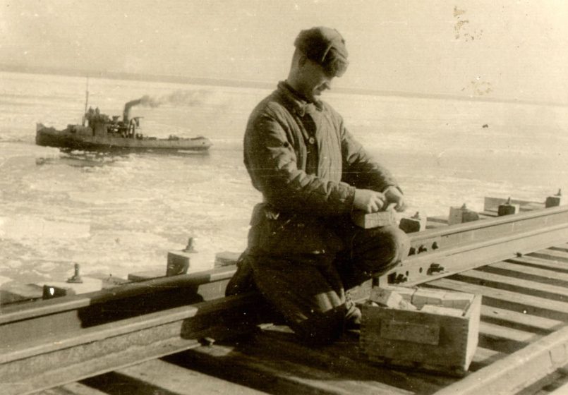 Первый Крымский мост был построен аж в 1944 г., но простоял недолго