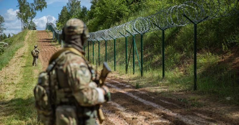 Латвия обвинила пограничников Беларуси в том, что они «выталкивают» мигрантов на границу (видео)