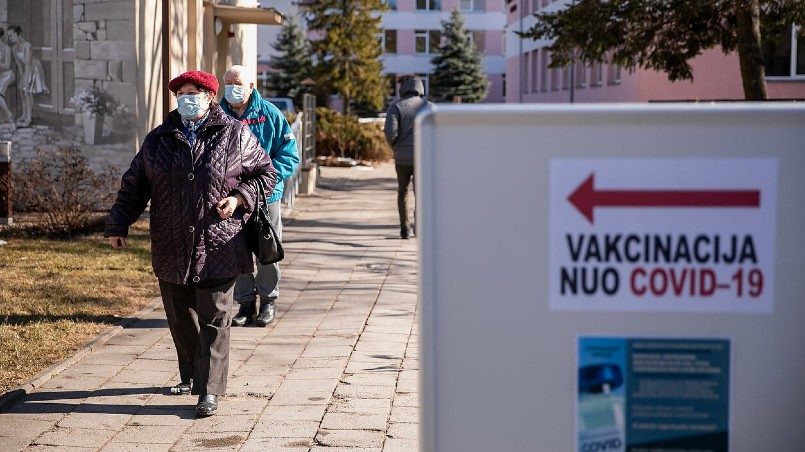 Власти Литвы заплатят пенсионерам за вакцинацию от COVID-19