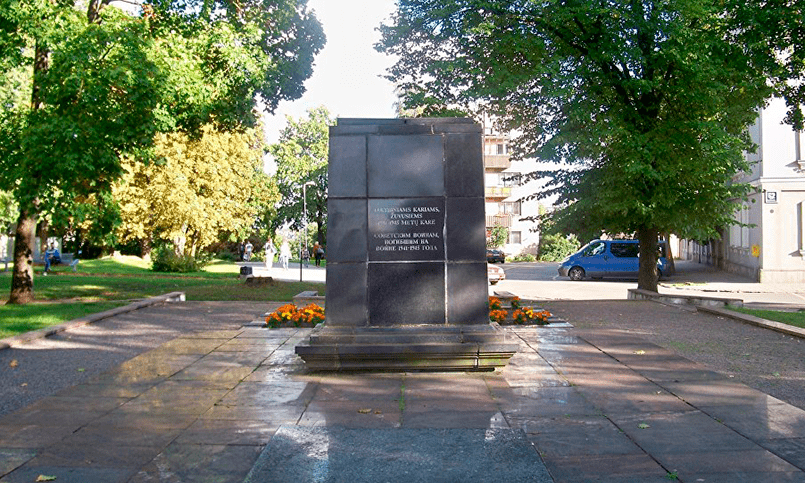 Памятник погибшим в Великую Отечественную войну советским воинам