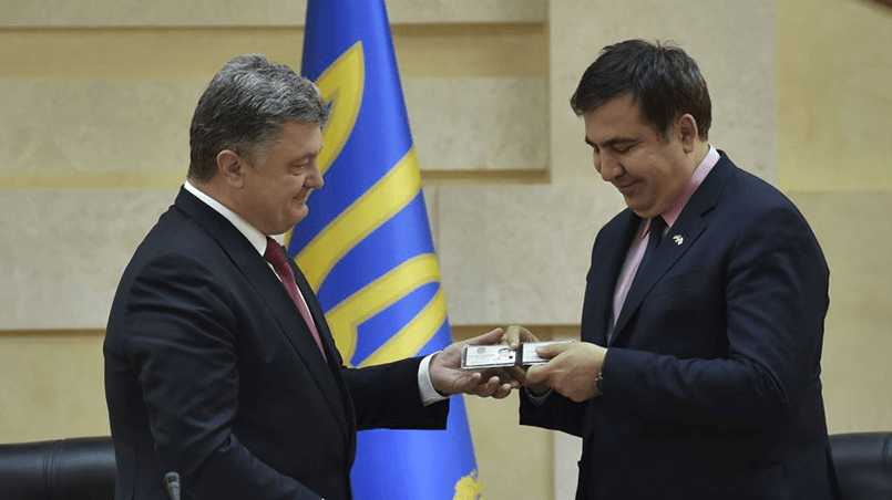 В 2015 году Саакашвил получил украинский паспорт из рук президента Порошенко