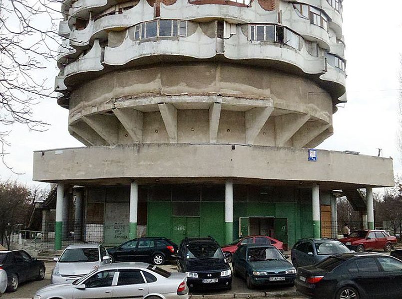 Одно из самых высоких жилых зданий Кишинева, т.н. «Ромашка» 3