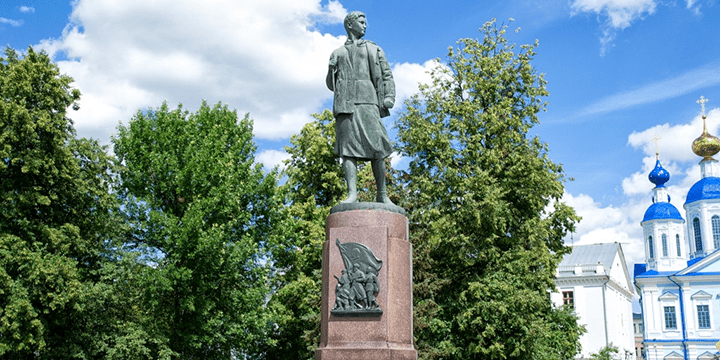 Памятник Зое Космодемьянской в г. Тамбов. Открыт в августе 1947 года, скульптор М.Г.Манизер, архитектор И.Г.Лангбард