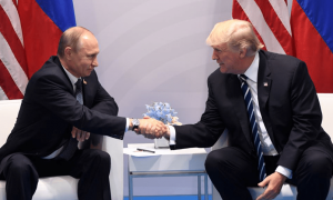 Рукопожатие перед началом встречи президентов США и России