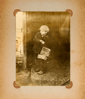 Г. Мостовщикова. На фотографии — брат, Титов Володя, с сеткой хлеба. Тогда уже можно было хлеб купить без карточек. Это был 1960 г.