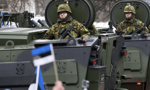 Архивное фото эстонских военных и солдат стран НАТО на параде в Нарве