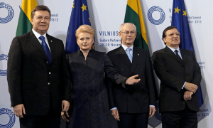 Виктор Янукович (слева) во время саммита «Восточного партнерства»