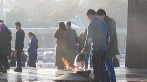 В Бишкеке вандалы испекли картошку на Вечном огне / Youtube