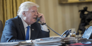 Президент США Дональд Трамп разговаривает по телефону с российским президентом Владимиром Путиным