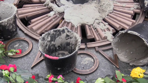 Вечный огонь в Киеве залили бетоном / Youtube