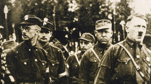 В Нюрнберге (слева направо) Гиммлер (очки), Рудольф Гесс, Штрассер и Гитлер 1927 г.