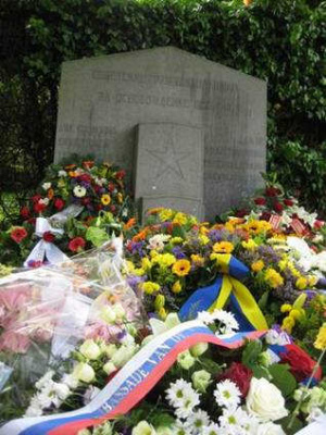 Памятник советским воинам в Брюсселе с цветами от России и Украины