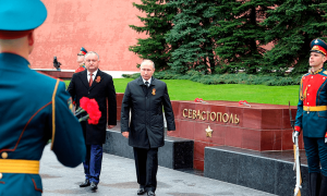 Владимир Путин и Игорь Додон возложили цветы к обелискам городов-героев