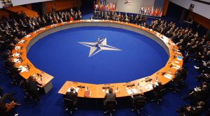 Трамп называл НАТО устаревшей организацией, которая в новых международных условиях не нужна и неэффективна.