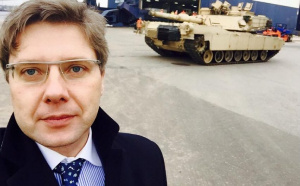 Мэр Риги Нил Ушаков сделал селфи на фоне американского танка в рижском порту в марте 2015 года