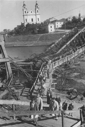 Мост был взорван отступавшими немцами в 1944 году