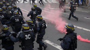 Столкновения сотрудников полиции и участников акции противников реформы трудового законодательства в Париже