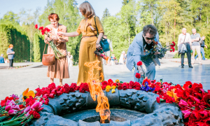 Возложение цветов на Антакальнисском кладбище