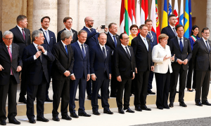 Совместное фотографирование лидеров стран Евросоюза на саммите в Риме, 25 марта 2017 года