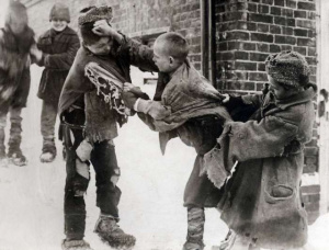 Драка между тремя беспризорниками. СССР, 1922 год