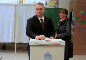 Премьер-министр Венгрии Виктор Орбан голосует на референдуме в Будапеште, 2 октября 2016 года