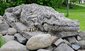 Памятник крокодила в Дундаге