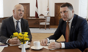 Нил Муйжниекс и Раймонд Вейонис