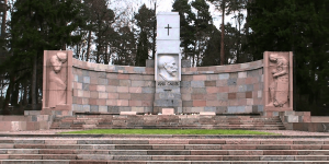 Надгробие у могилы Яниса Чаксте на Лесном кладбище
