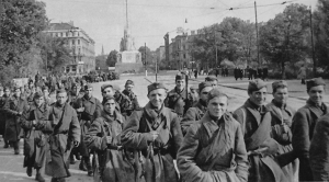 Бойцы 130-го Латышского стрелкового корпуса Красной Армии в освобождённой Риге. 15 октября 1944 года