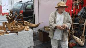 Продавец деревянных литовских игрушек