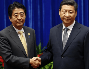 Многозначительное рукопожатие японского и китайского лидеров.